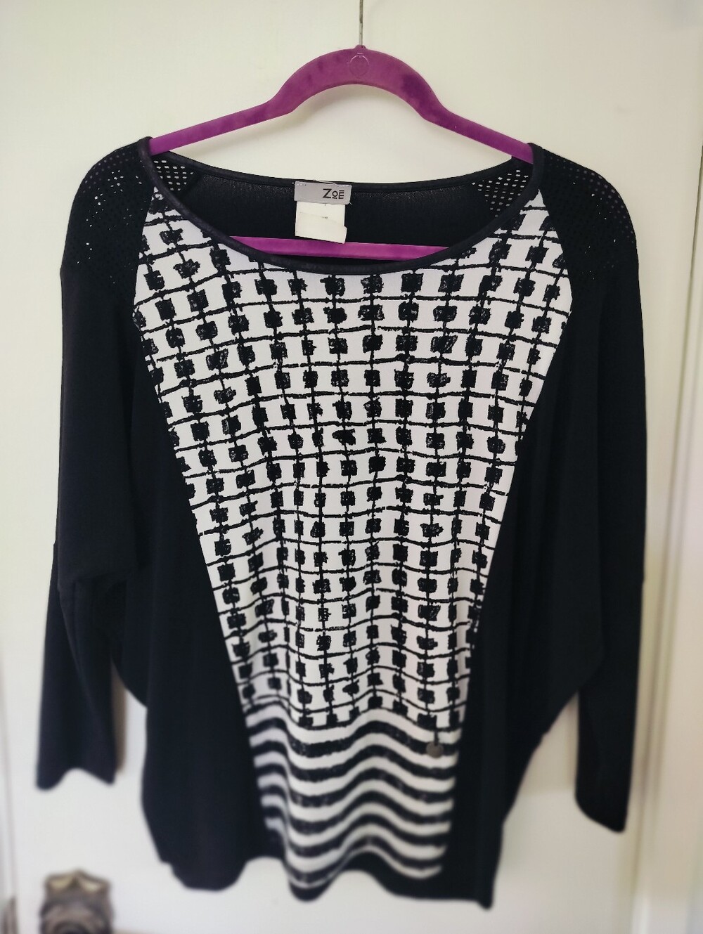 Zoe Black & White Graphic Print Top Size XS Dolman Sleeve Mesh Shoulder Detail